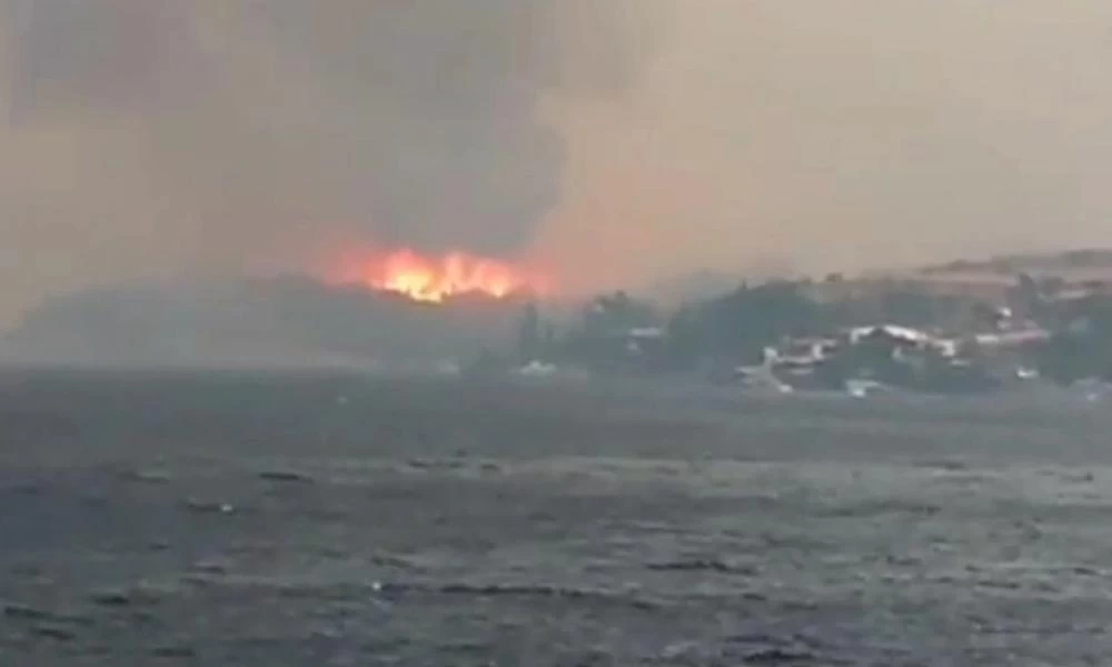 Φωτιά στην Εύβοια: Καλύτερη η εικόνα - Οριοθετήθηκε το μέτωπο στον οικισμό Κοκκίνη